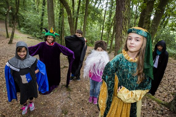 Kinder in mittelalterlichen Kostümen im Wald